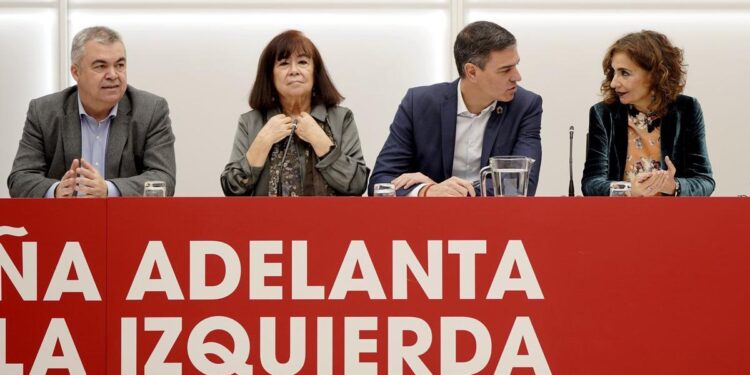 Sánchez logra cerrar filas tras el pacto con Junts y deja solos en su rechazo a Page, Gallardo y Felipe González