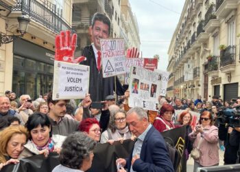 Víctimas de la DANA protestan contra Mazón antes de la sesión de control al president valenciano