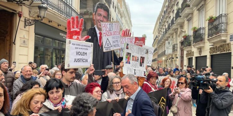 Víctimas de la DANA protestan contra Mazón antes de la sesión de control al president valenciano