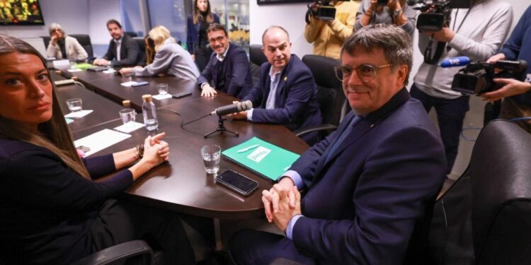 El PSOE y Junts pactan el traspaso de competencias en inmigración a Cataluña