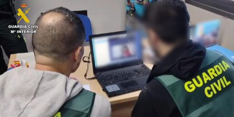 Pedófilos al acecho en internet: ojo con los chats nocturnos de los adolescentes