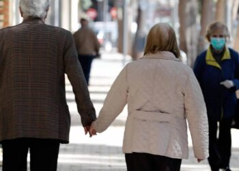 Edadismo, abusos y falta de información: las consultas que exponen las dificultades de las personas mayores en España