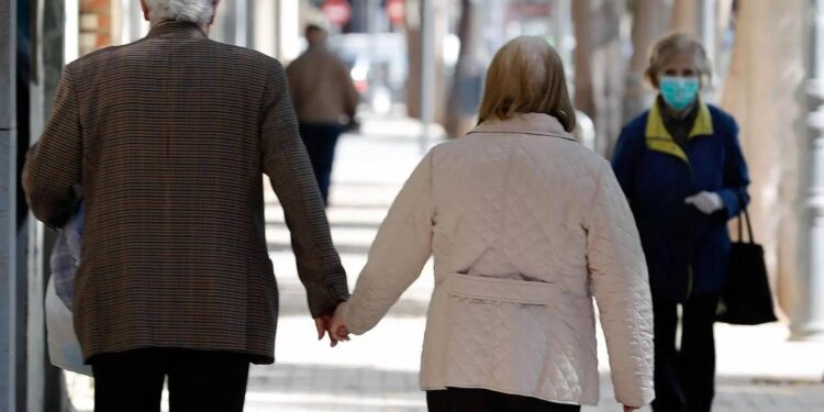 Edadismo, abusos y falta de información: las consultas que exponen las dificultades de las personas mayores en España