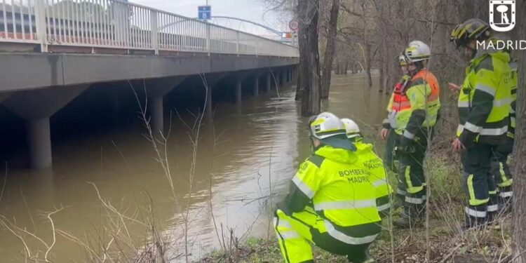 Los bomberos de Madrid, muy preocupados al quedarse el Manzanares a solo un metro de la A-6: ‘Hay que estar muy alerta’