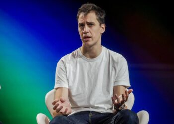 Mistral AI, rival europeo de ChatGPT, pide acelerar el despliegue de la IA para competir con EEUU