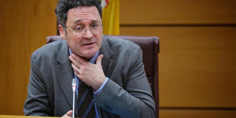 El juez rechaza informar antes al fiscal general de la comisión rogatoria cursada a Irlanda para conocer sus mensajes borrados