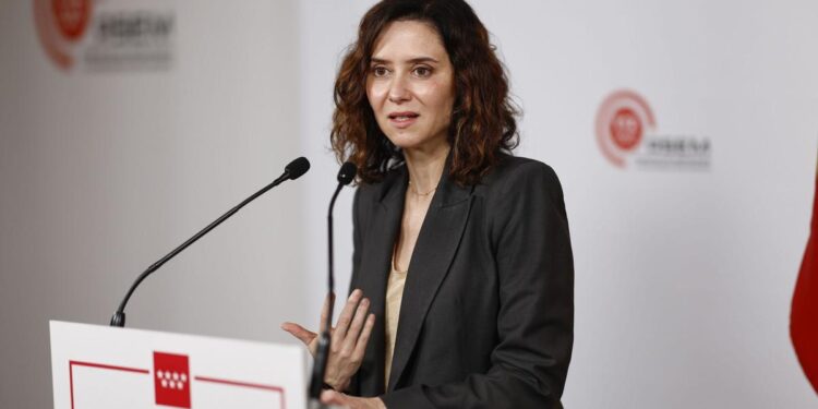 Ayuso tacha de ‘lenta e ineficaz’ la gestión del Gobierno tras el apagón: ‘Un país de luz como el nuestro no puede quedarse a oscuras a ojos del mundo’