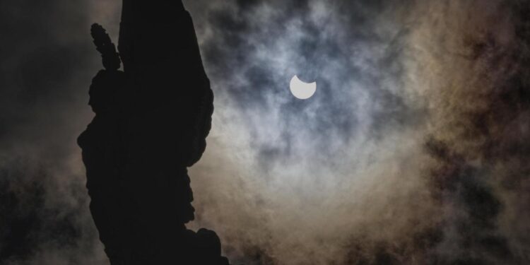 Las imágenes del eclipse solar, el primero de una temporada irrepetible en España