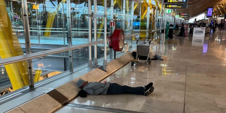 Aena y Ayuntamiento de Madrid no se ponen de acuerdo sobre los indigentes del aeropuerto de Barajas