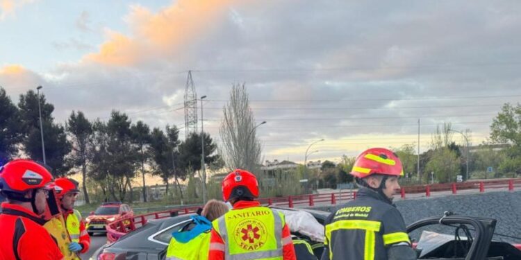 Herido grave un joven de 24 años tras chocar su coche contra una rotonda en Pozuelo de Alarcón
