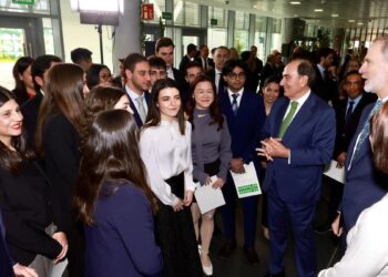 El Rey entrega las Becas Iberdrola, destinadas a impulsar el talento y la empleabilidad de los jóvenes