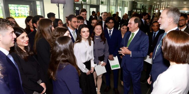 El Rey entrega las Becas Iberdrola, destinadas a impulsar el talento y la empleabilidad de los jóvenes