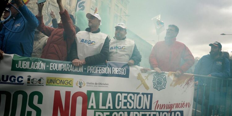 Los sindicatos policiales protestan contra la delegación de inmigración a la Generalitat: ‘Pone en riesgo el control de entrada de terroristas’