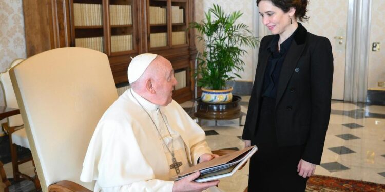 Ayuso decreta tres días de luto en Madrid por la muerte del Papa Francisco, ‘el primer pontífice hispanoamericano’