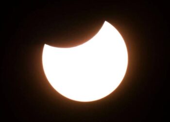 El Sol mordido por la Luna acapara la atención en el eclipse parcial visto desde España