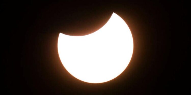 El Sol mordido por la Luna acapara la atención en el eclipse parcial visto desde España