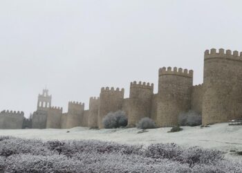 El agua da paso a la nieve en Ávila y Segovia, que amanecen bajo un manto blanco tras las profusas nevadas de la noche