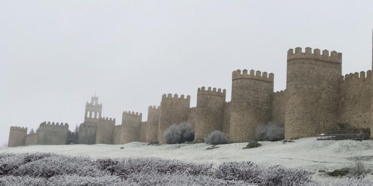 El agua da paso a la nieve en Ávila y Segovia, que amanecen bajo un manto blanco tras las profusas nevadas de la noche