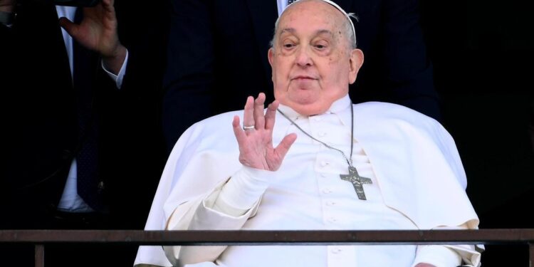 El médico que trató al papa: ‘Tuvimos que elegir entre dejarlo ir o probar con todo’