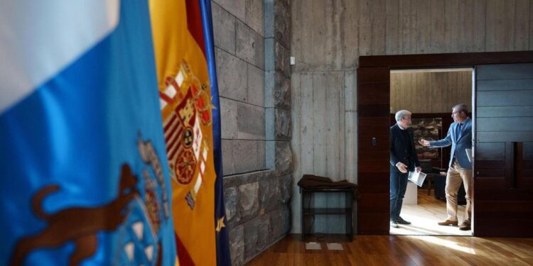 El PP se ata a Vox y radicaliza su oposición al reparto de menores