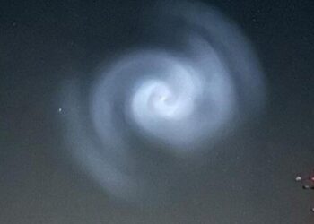 Un cohete de Space X deja una espiral brillante en los cielos de Europa