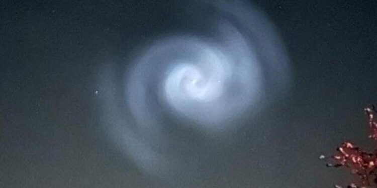 Un cohete de Space X deja una espiral brillante en los cielos de Europa