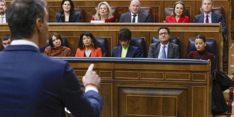 Sánchez y Feijóo chocan por la ‘negligencia de Mazón’ y el ‘uso’ de Telefónica para ‘extorsionar’ a los medios tras la reunión por Prisa