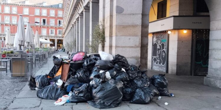 Almeida multa con 1,6 millones a las empresas por incumplir los servicios mínimos de la huelga de basuras