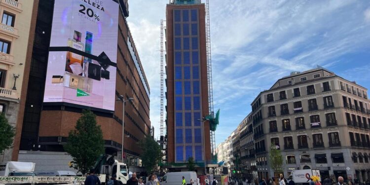 Nueve pisos por escalera en silla de ruedas y un misterioso vaticinio del apagón: las historias del día después en Gran Vía