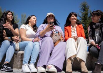 Flores y velas colorean el Manzanares en un acto conmemorativo por el Día Internacional del Pueblo Gitano: ‘Es más importante que nunca’