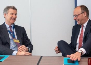 Feijóo exige a Sánchez debatir el aumento de gasto en defensa en el Congreso y llama ‘apartheid’ dejar fuera a Vox