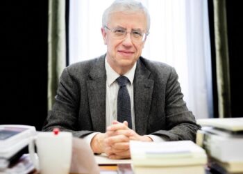 Del átomo a los smartphones: Sánchez Ron explica cómo la física cuántica transformó nuestra vida