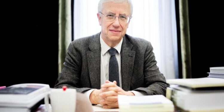 Del átomo a los smartphones: Sánchez Ron explica cómo la física cuántica transformó nuestra vida