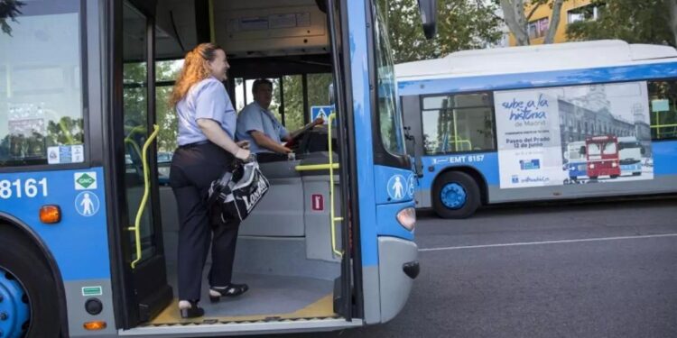 Los autobuses interurbanos y los de la EMT, gratuitos este martes para facilitar la movilidad tras el apagón