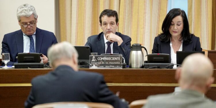 Escribano (Indra) defiende “nacionalizar” Santa Bárbara o, si no se vende, competir contra ella con otra fábrica de blindados en Asturias