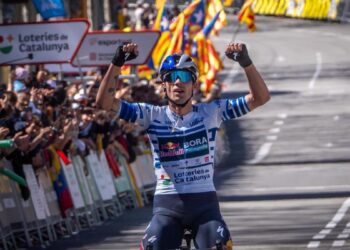 Un Roglic colosal azota a Ayuso y se lleva la Volta