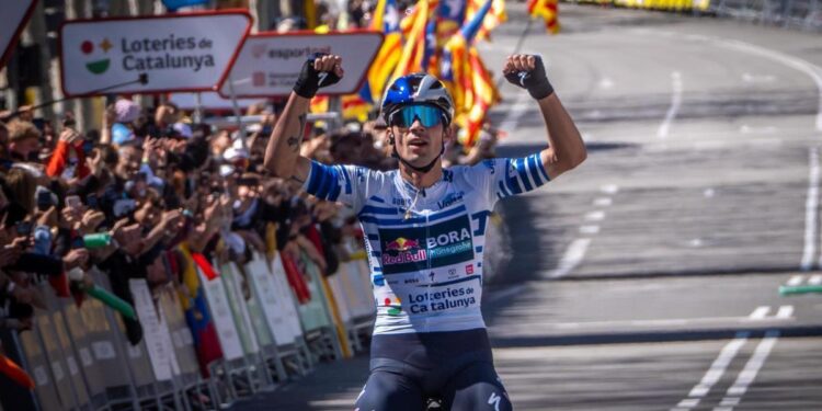 Un Roglic colosal azota a Ayuso y se lleva la Volta