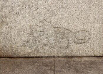 El misterio de los dibujos ocultos en el suelo de Madrid: sólo el Ayuntamiento sabe qué significan, pero es secreto