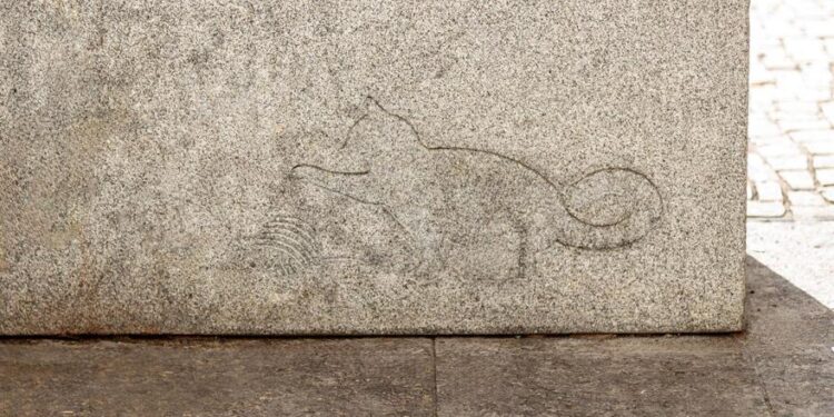 El misterio de los dibujos ocultos en el suelo de Madrid: sólo el Ayuntamiento sabe qué significan, pero es secreto