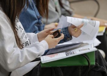 Los profesores alertan: así afectan los padres ausentes a la salud mental de sus hijos