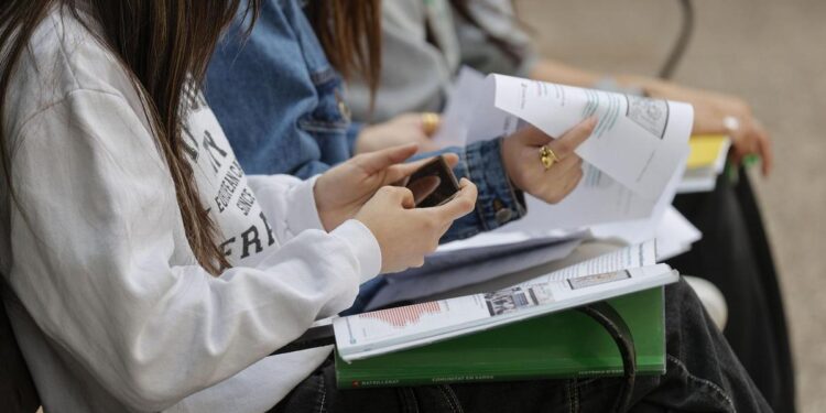 Los profesores alertan: así afectan los padres ausentes a la salud mental de sus hijos