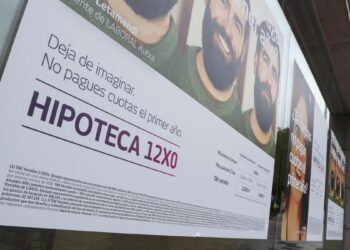 CALCULADORA | El euríbor se estabiliza en el 2,4% pero sigue abaratando las cuotas de las hipotecas