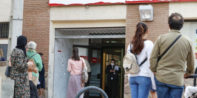 Si cobras menos de 900 euros, estas son las ayudas del SEPE que puedes solicitar