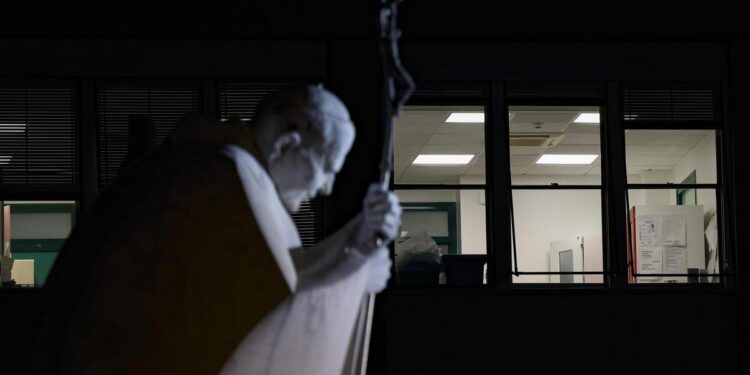 El Papa tiene previsto reaparecer el domingo en público tras cinco semanas ingresado