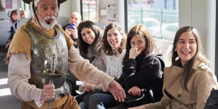 Empieza a rodar el Tren Cervantes, entre Madrid y Alcalá de Henares, que recorre los lugares claves del escritor