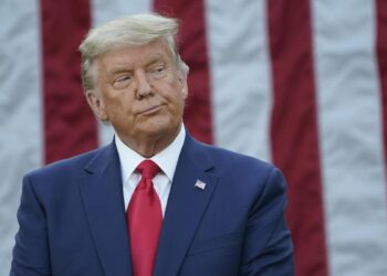 Trump firma una orden ejecutiva para desmantelar el Departamento de Educación