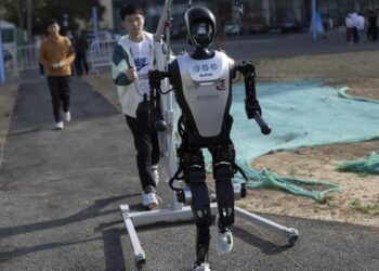 Pekín celebra la primera maratón de la historia de humanos… y robots