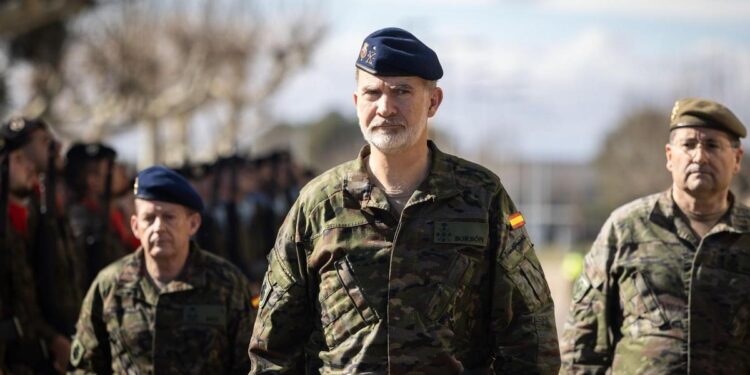 El Rey visita en la Brigada Aragón I a la ‘primera unidad’ que ayudó al pueblo valenciano en la DANA