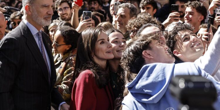 Los reyes muestran en Valencia su apoyo al tejido empresarial y las ONG de la DANA en un clima de máxima tensión sobre el futuro de Mazón