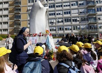 El Papa ya prescinde por la noche de la ventilación mecánica